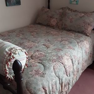 Vintage full size brocade comfortable  set.